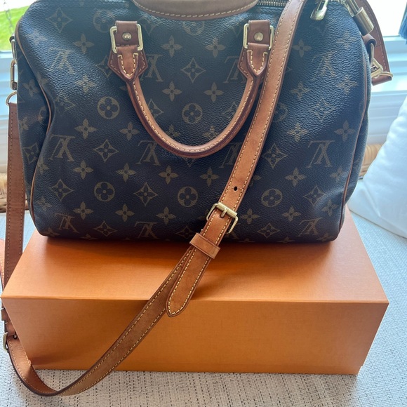 The Speedy Bandoulière 30 in signature Monogram canvas. Comes with strap. - Picture 2 of 11